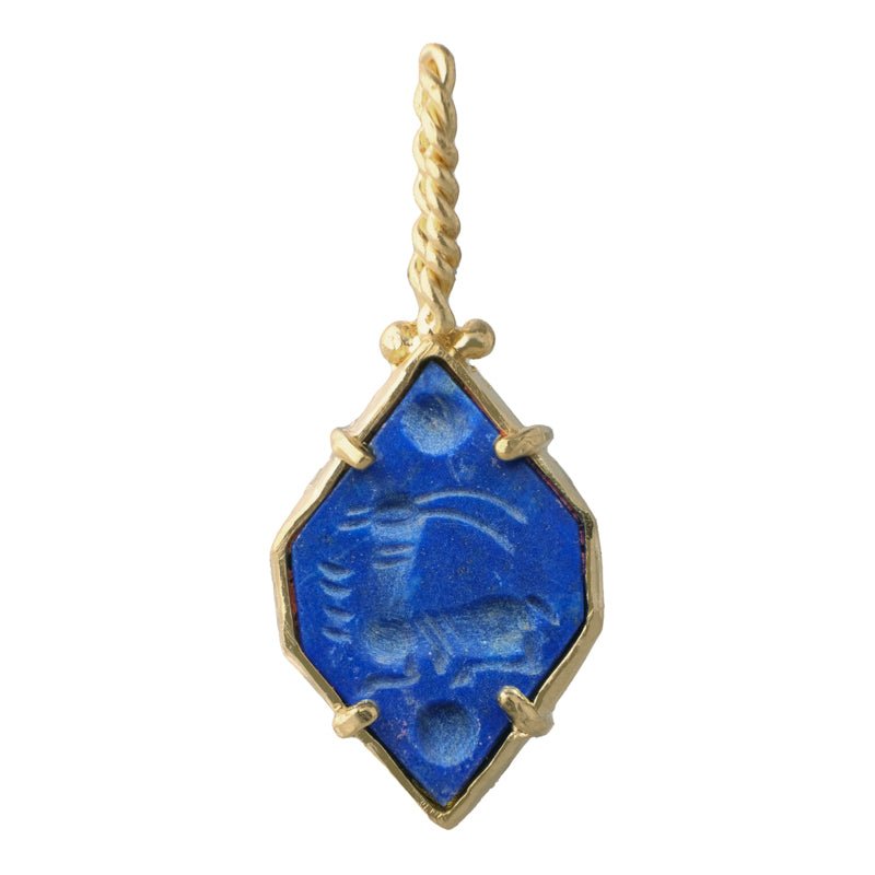 CO.PD.160 - Gold pendant with blue lapis lazuli in a diamond shape and ancient style engraving